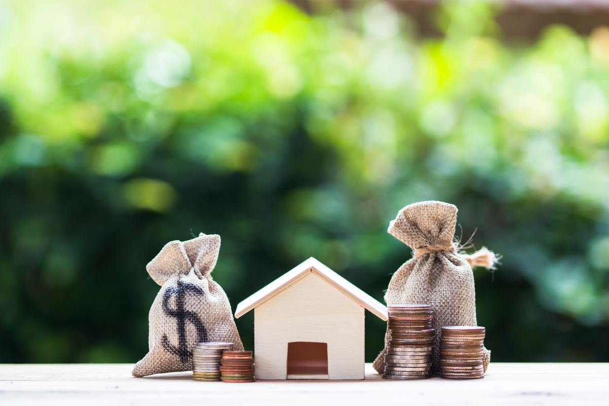 house model with money bag